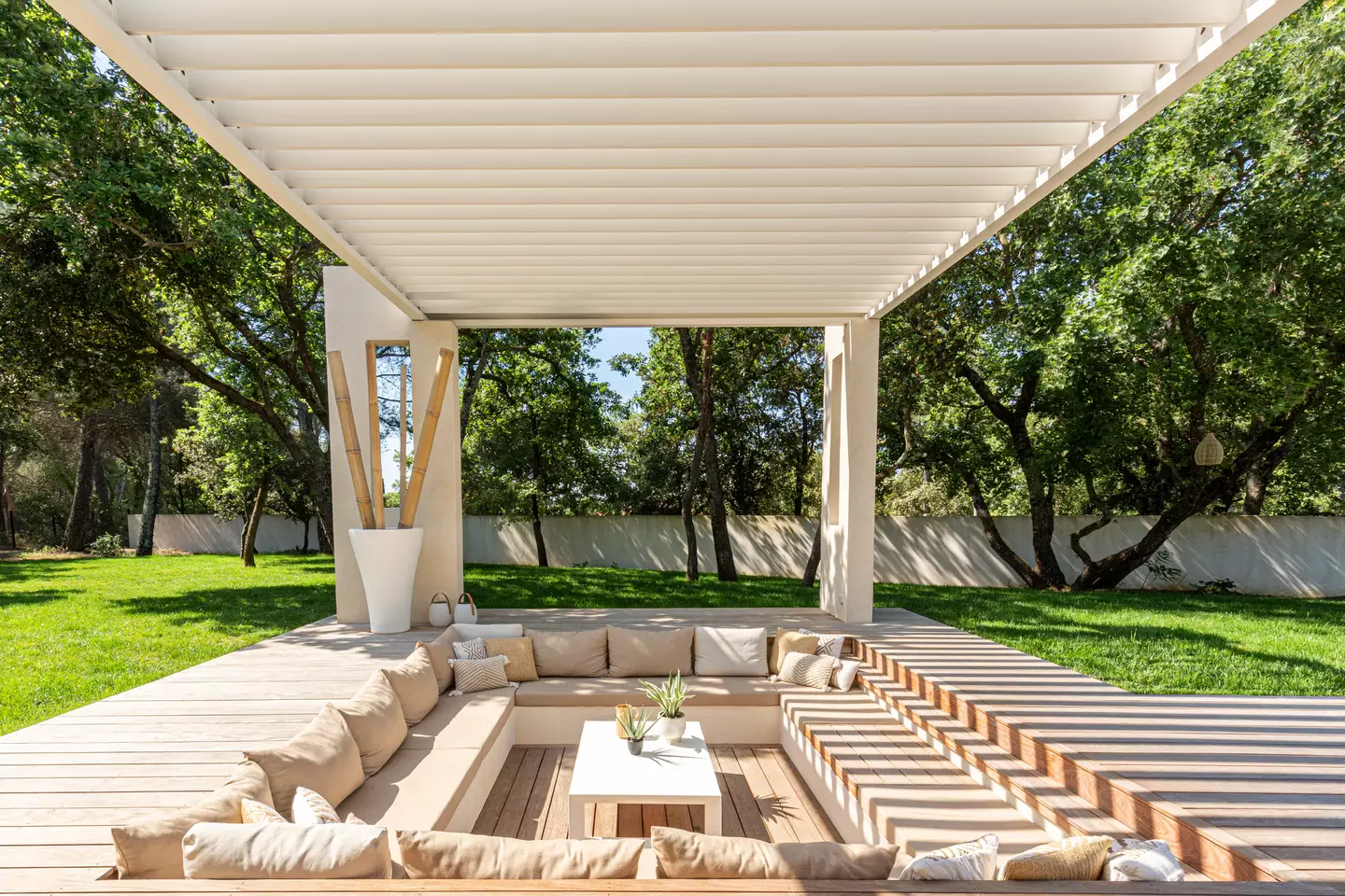 Aero pergola over an outdoor lounge in Saint-Cannat, France