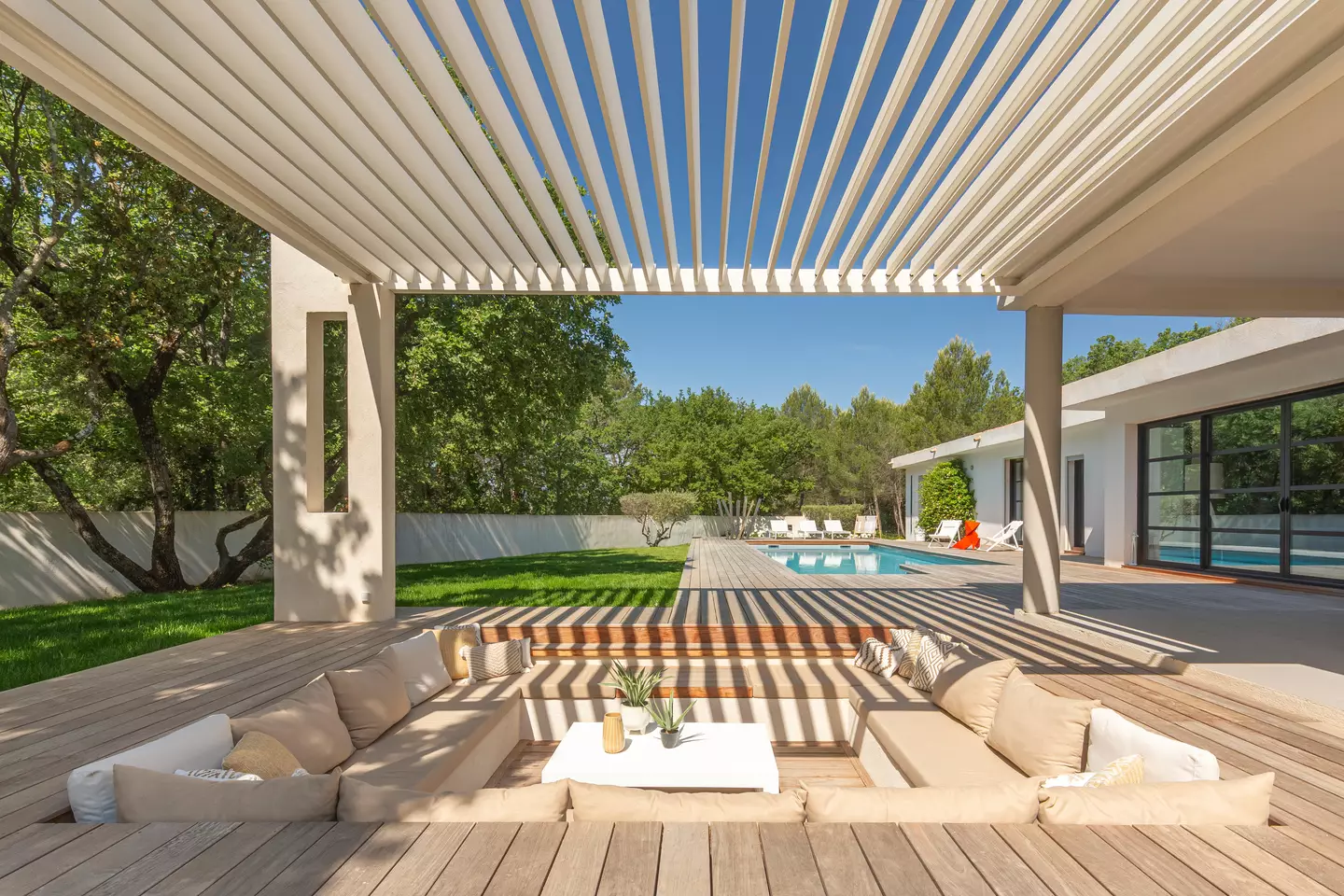 Aero pergola with open blades in Saint-Cannat, France