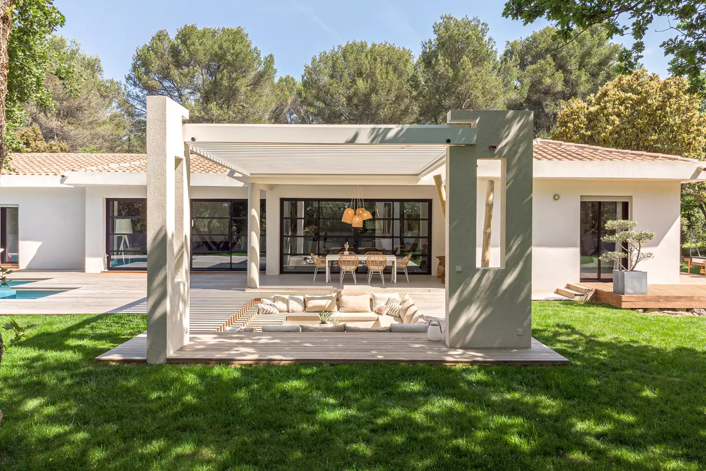 Aero pergola and poolside deck in Saint-Cannat, France