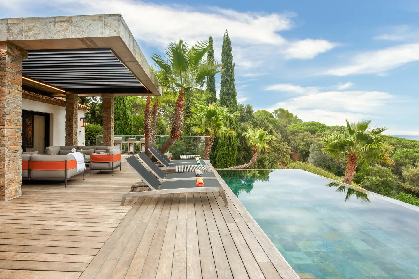 Aero pergola at a private residence in Saint-Raphael, France