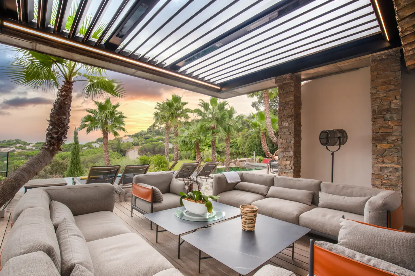 Aero louvered roof over a terrace in Saint-Raphael, France