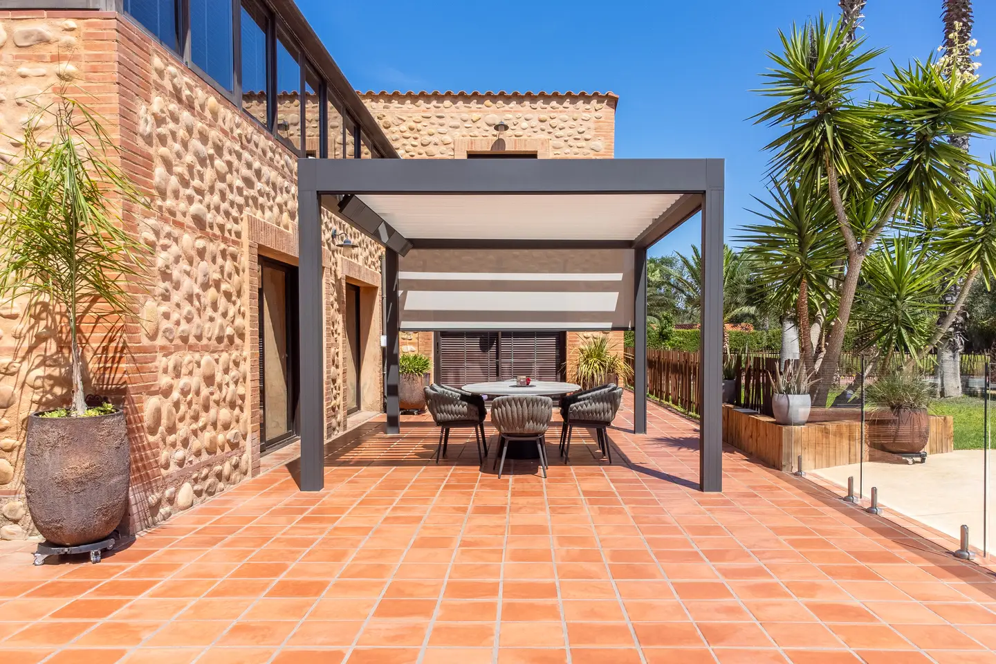 Camargue pergola installation