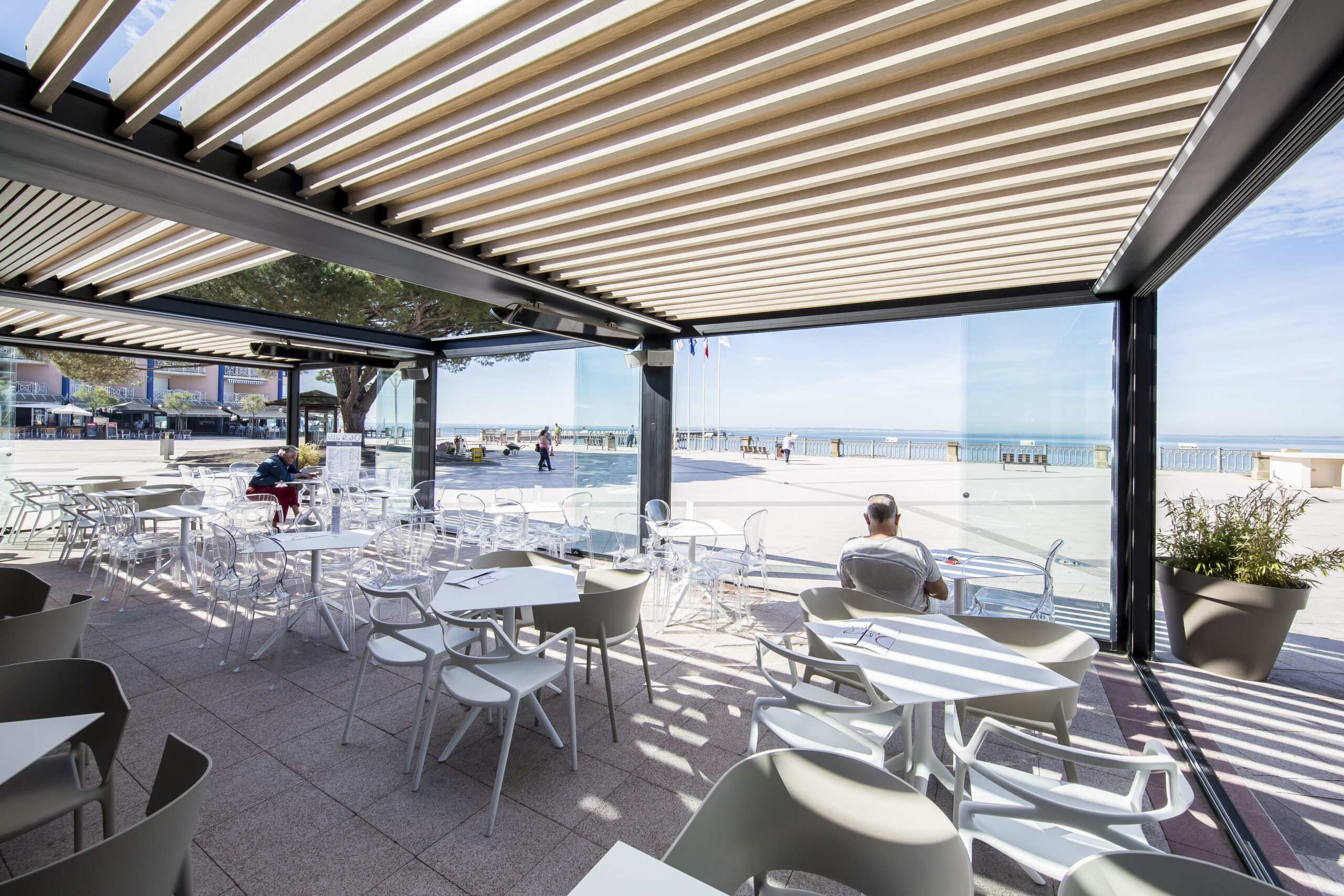 Pergola with sunshade